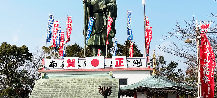 寺社仏閣の屋外に設置された日の丸国旗とのぼり旗の画像